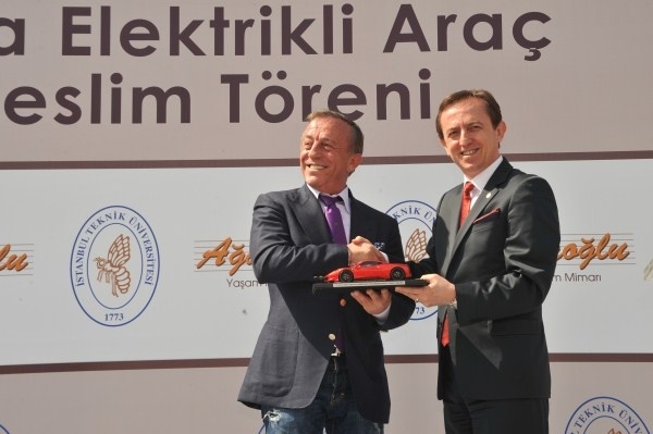 Ali Ağaoğlu elektrikli otomobil bağışladı