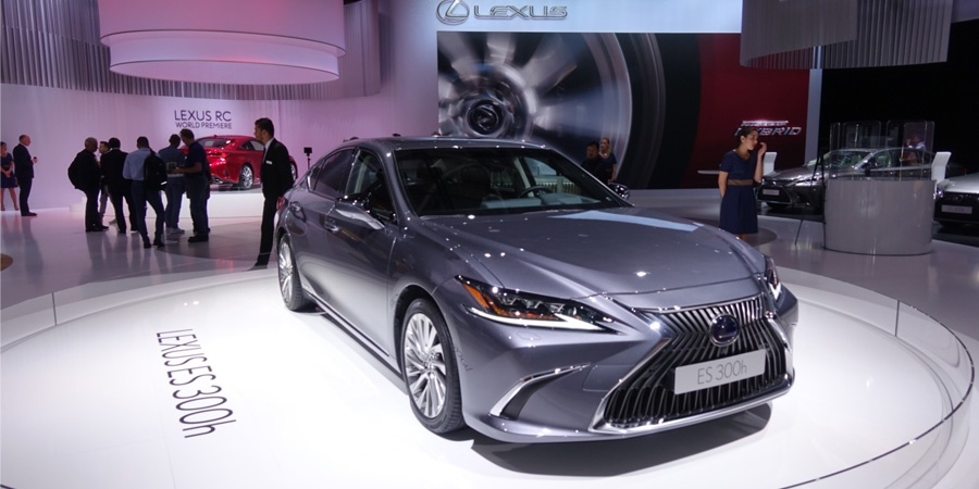 Lexus, Paris Otomobil Fuarı'na renk kattı